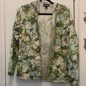 Patagonia windbreaker rainshell light green jacket with nature motif Brand New